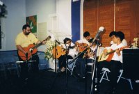 Enseñando música a los niños en la iglesia Nueva Vida